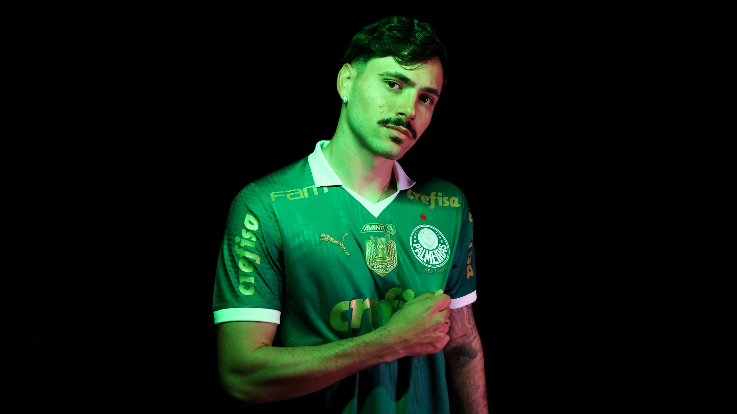 Palmeiras oficializa a contratação do meio-campista Maurício, ex-Internacional