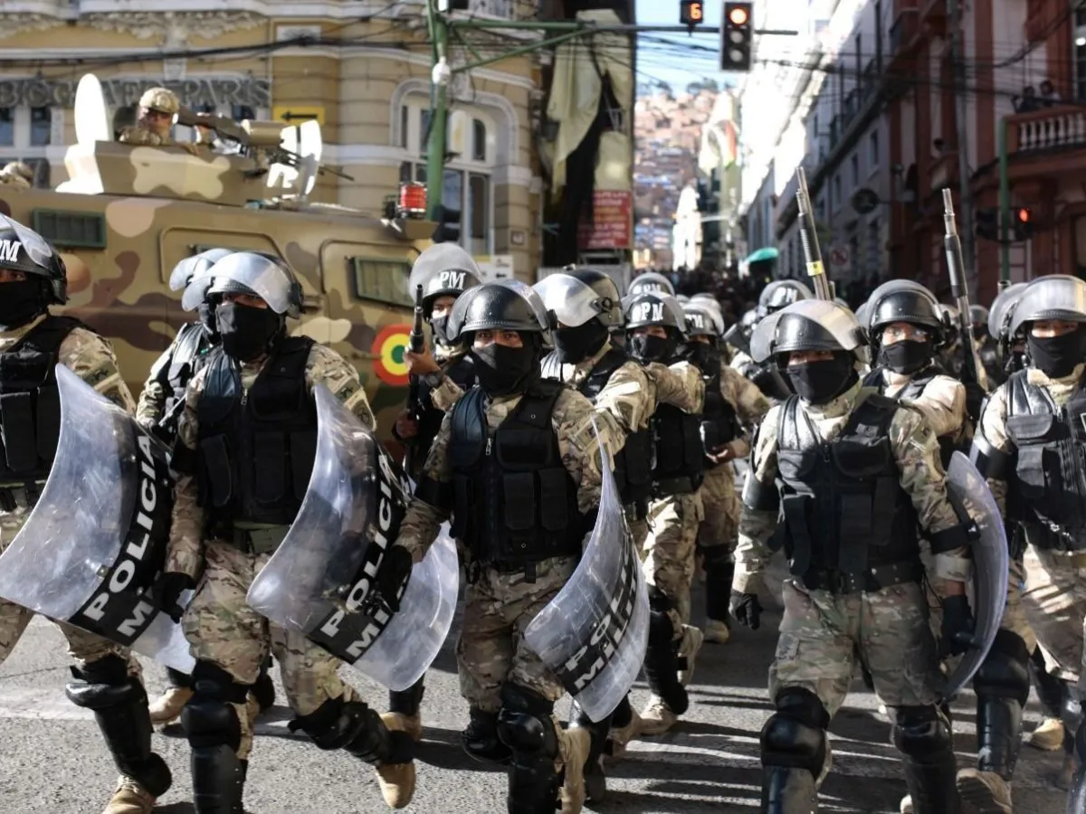 Militares tentam dar golpe de Estado na Bolívia e invadem palácio presidencial, mas ato é desmobilizado