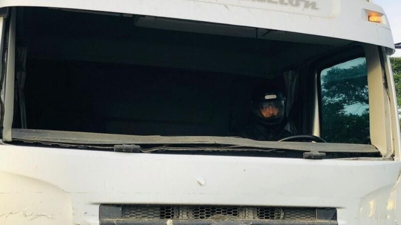 Pontes e Lacerda: PRF flagra motorista dirigindo carreta sem para-brisa e usando capacete